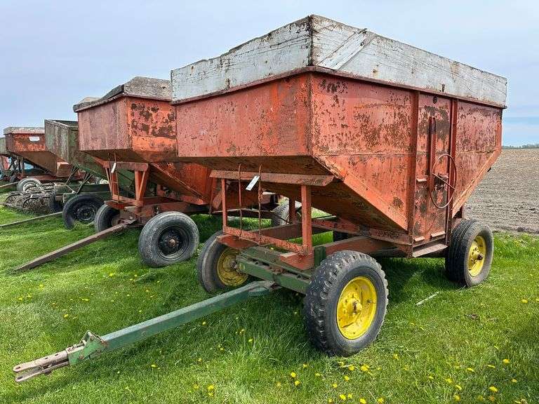 Killbros Gravity Wagon, John Deere Running Gear, Extendable Tongue, 6-Bolt 16" Rims, Board Extensions, Approximately 300 Bushel