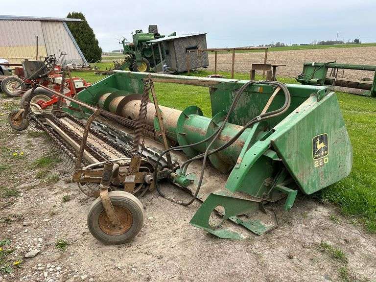 John Deere 220 Head (missing parts), Ser. No. 442549 with 9' Sund Pickup