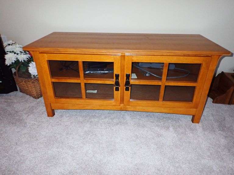 Two Door Oak TV Stand - Excellent condition