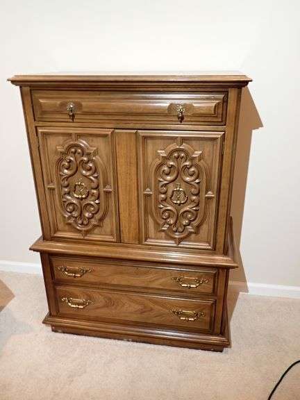 Pecan Wood Chest of Drawers Spanish Mediterranean Style Dresser in Excellent condition