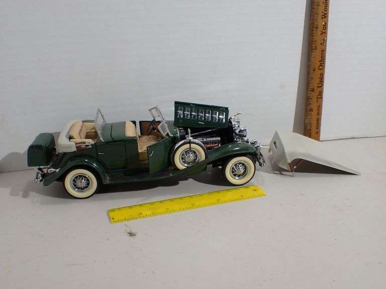 Retired - Danbury Mint 1:24 1932 Cadillac V 16 Sport Phaeton Green with removeable hardtop