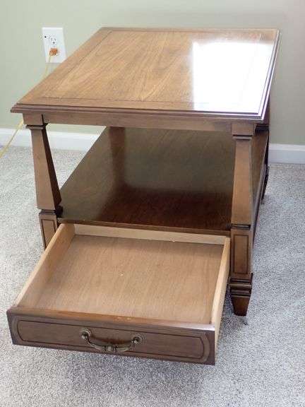 Henredon Neoclassical End Table with bottom drawer. VGC