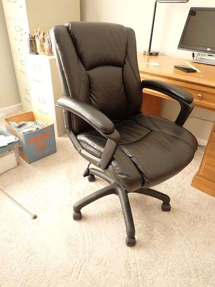 Black Luzura  Managers Chair Bristone. Pneumatic lift and tilt.  Works perfect - Very comfortable