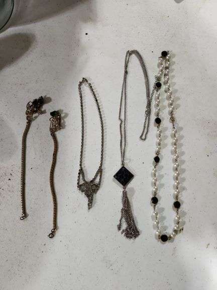 4 Vintage Necklaces 1 Needs Repaired