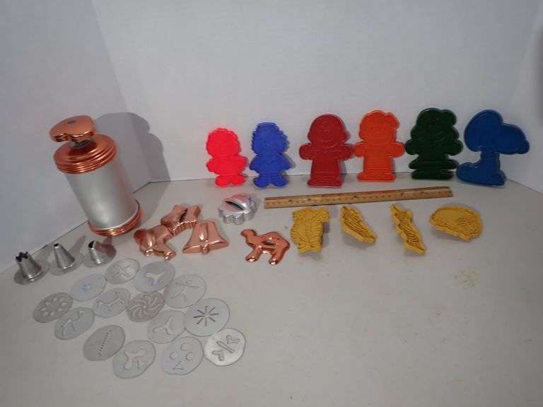 Aluminum Cookie Press & Cookie Cutters - Snoopy/Charlie Brown - Winnie the Pooh - Raggedy Ann & Andy