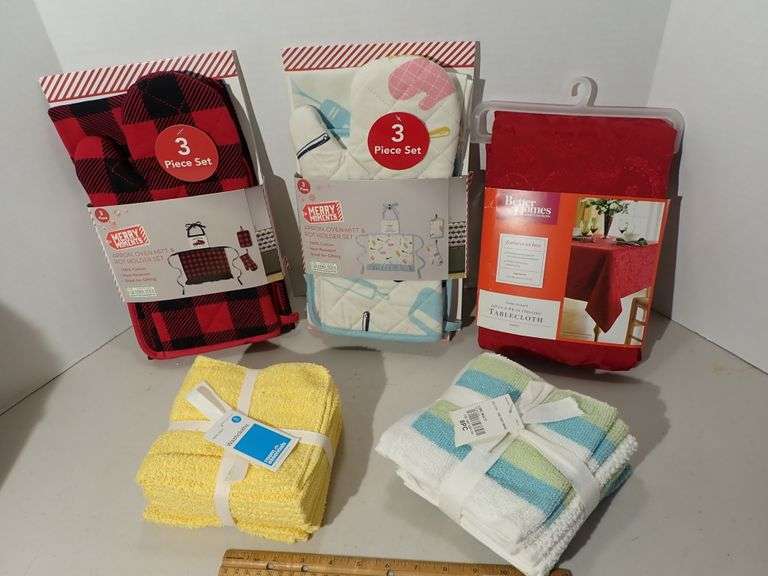 New in Pkg - Kitchen Oven Mitt Sets - 60x84 Tablecloth - JCP Washcloth sets
