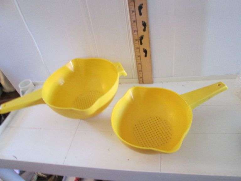 2 Tupperware Colanders/Strainers