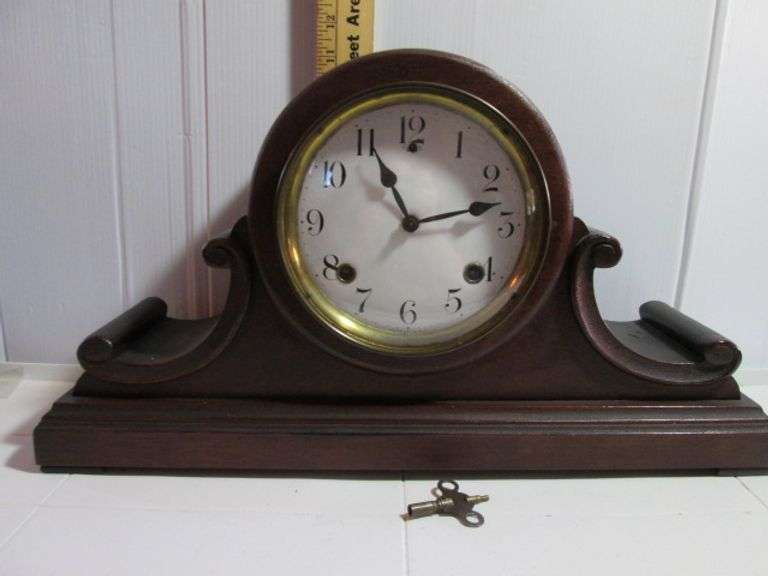 Vintage USA 8 Day .5 hour Strike Cathedral Gong With Key