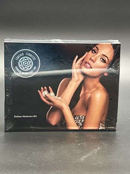 Forever Flawless Diamond Infused Skin Care Deluxe Manicure Kit
