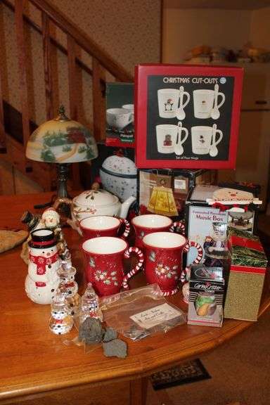 Christmas Mugs & Décor