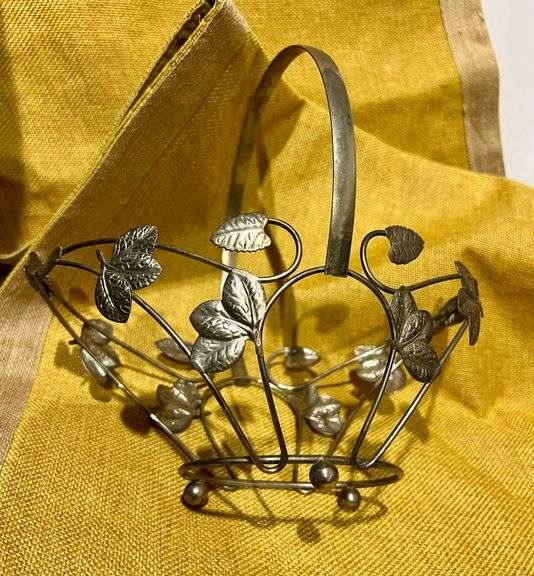 Basket Caddy and Quiche Plate
