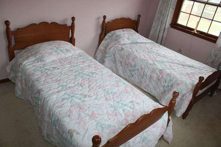 Colonial Twin Beds, Mattresses & Bedding
