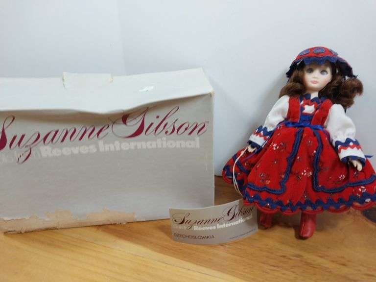 Suzanne Gibson Doll: Czechoslovakia, Signature Edition