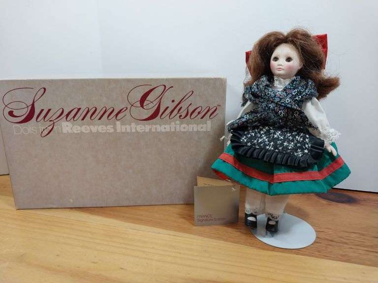 Suzanne Gibson Doll:  France, Signature Edition.