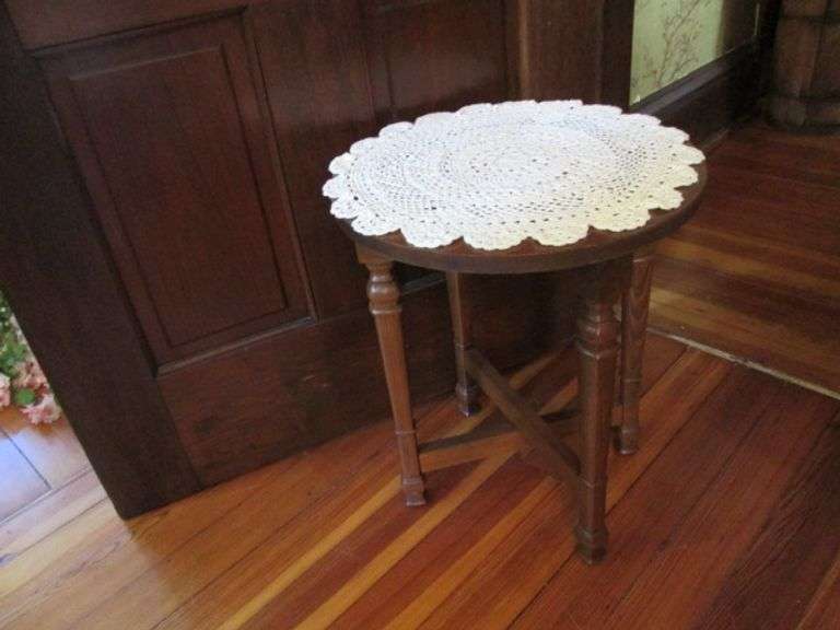 Vtg. Wooden 19" Tall Collapsible Drop Leaf End Table
