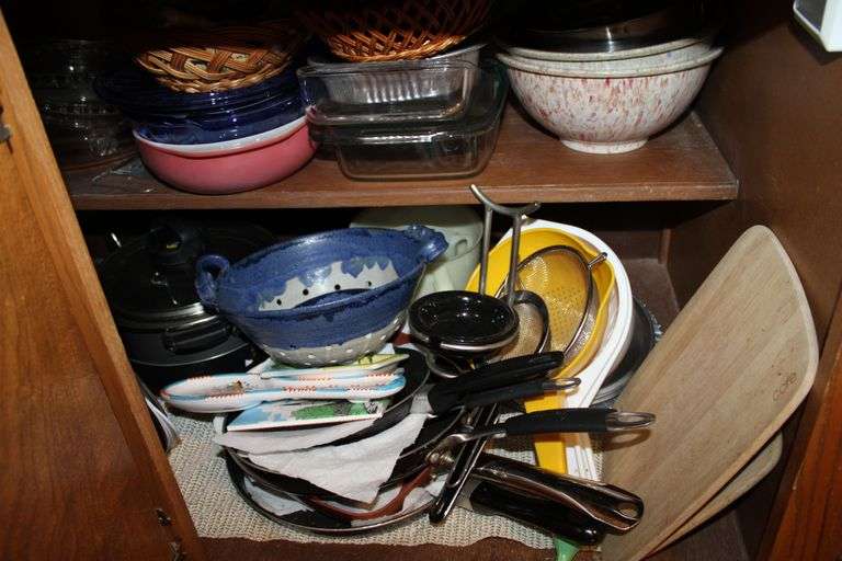 Cookware, Bowls & Pyrex Baking Dishes