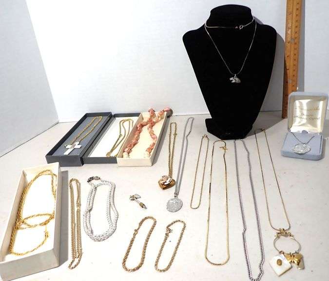 Collection of Jewelry - Necklaces w/ pendants & bracelets