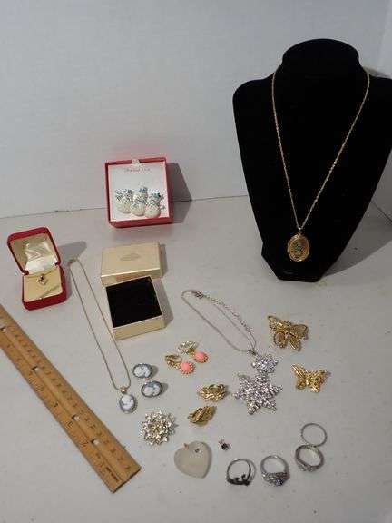 Jewelry - Necklaces - Brooches - Rings - Locket/Pendants - Necklace/Earring set