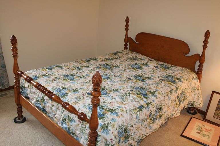 Colonial Full Bed, Floral Quilt & Mattress