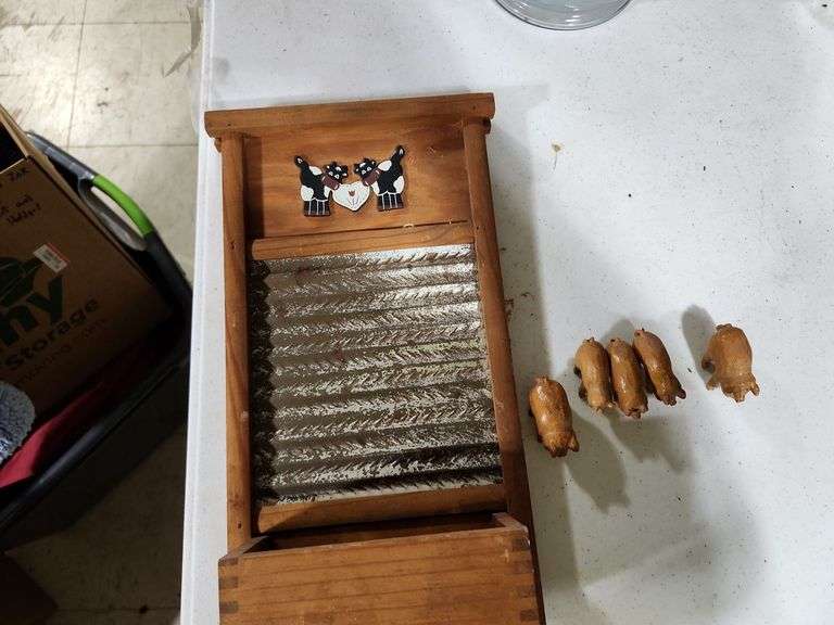 Washboard Wall Hanger With Pigs