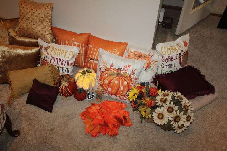 Throw Pillows & Autumn Décor