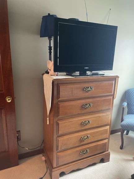 Chest of drawers , TV and lamps