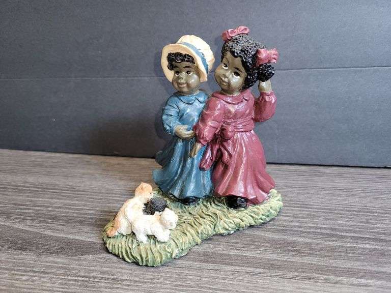 Young's Inc Two Sisters with 3 Kitty Cats Resign Figurine. Auction Ohio