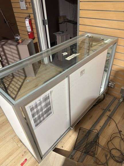 Display Case - Auction Ohio