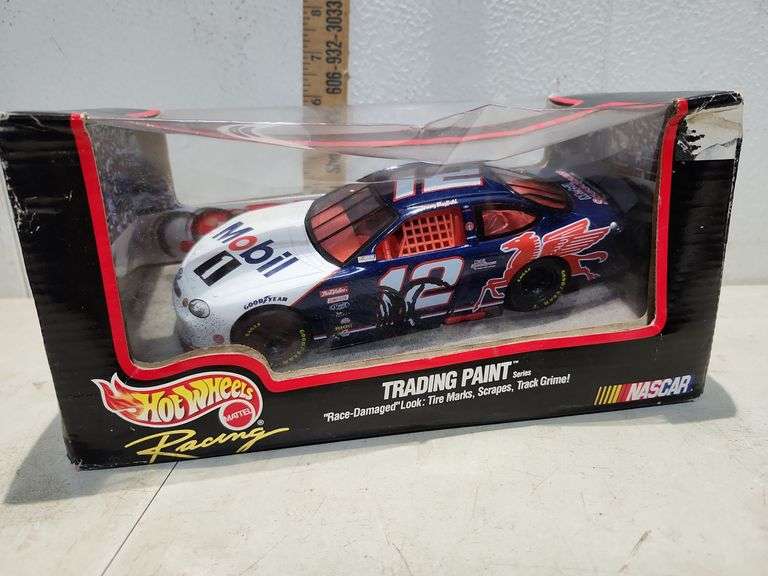 Hot Wheels Racing Trading Paint NASCAR  Racing Damage Car