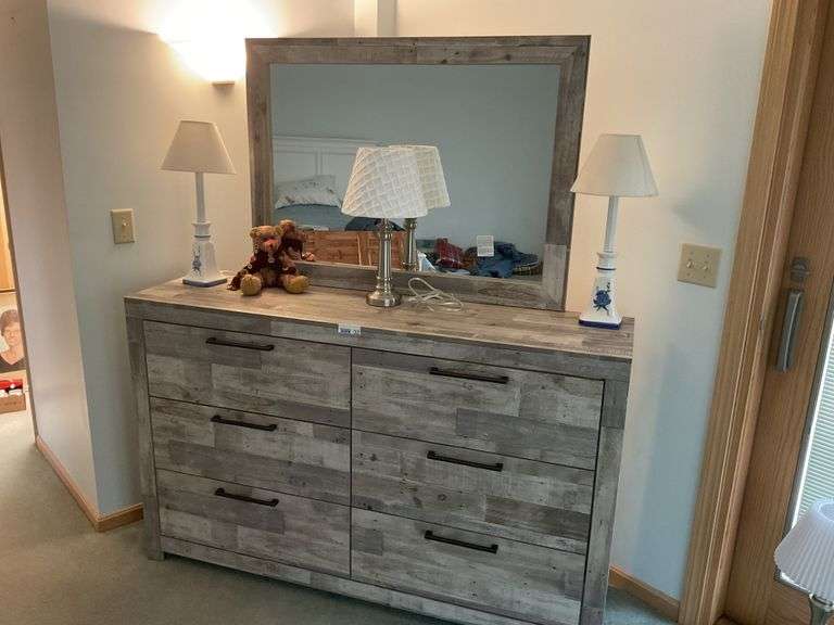 Dresser w/ Mirror & 3 Lamps - Good Condition.