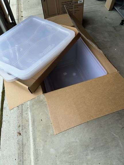 4 new large Rubbermaid totes