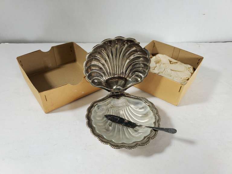 England F & JL Clam Shell Silver Plate With Glass Liner and Speader Knife