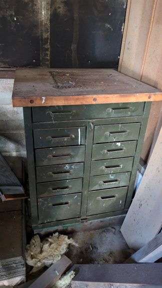 Metal tool chest