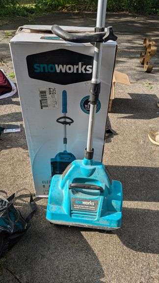 SnoWoks snow shovel