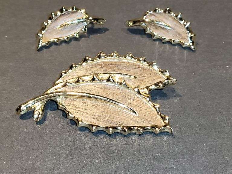 Sara Coventry - Brooch with matching Earrings (Clip-ons).