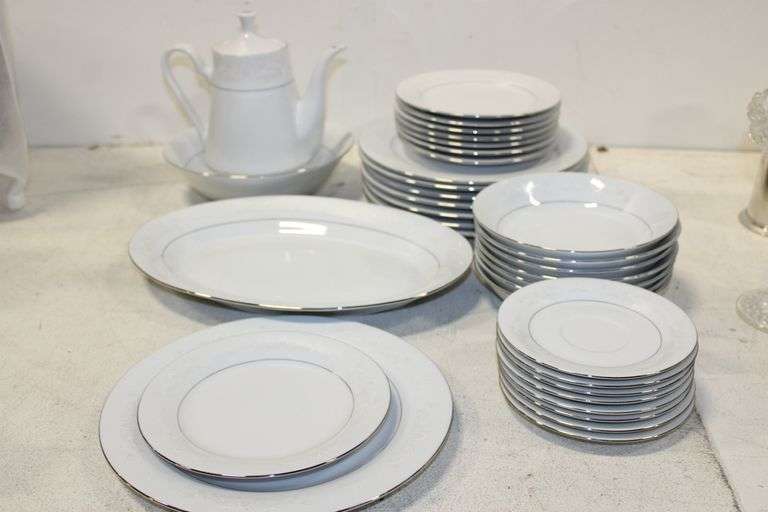 Crown Ming China Set