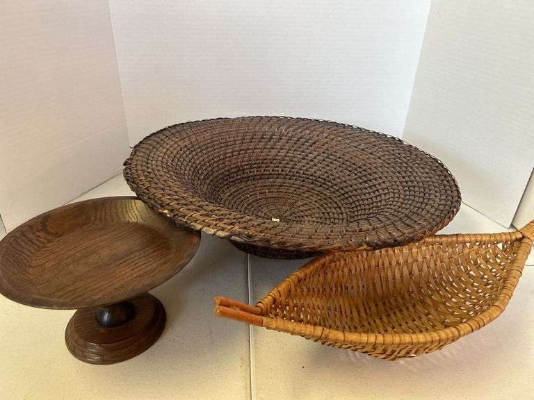 Baskets & Pedestal Base
