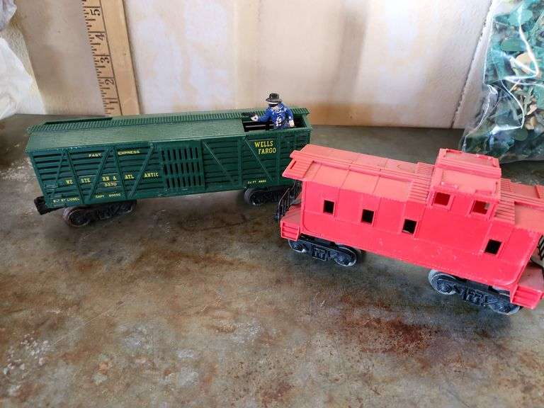 Vtg. Lionel Train Cars Caboose & Fast Express Wells Fargo