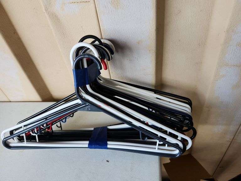 20 Plastic Hangers