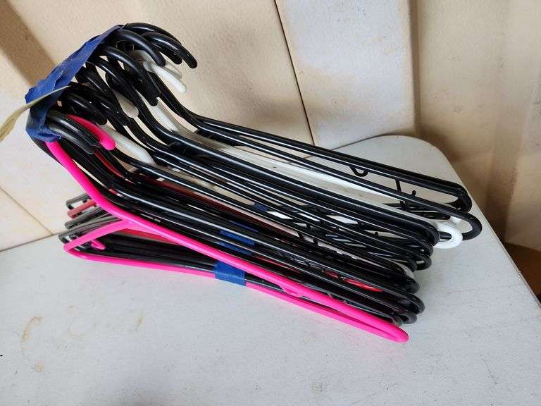 20 Plastic Hangers