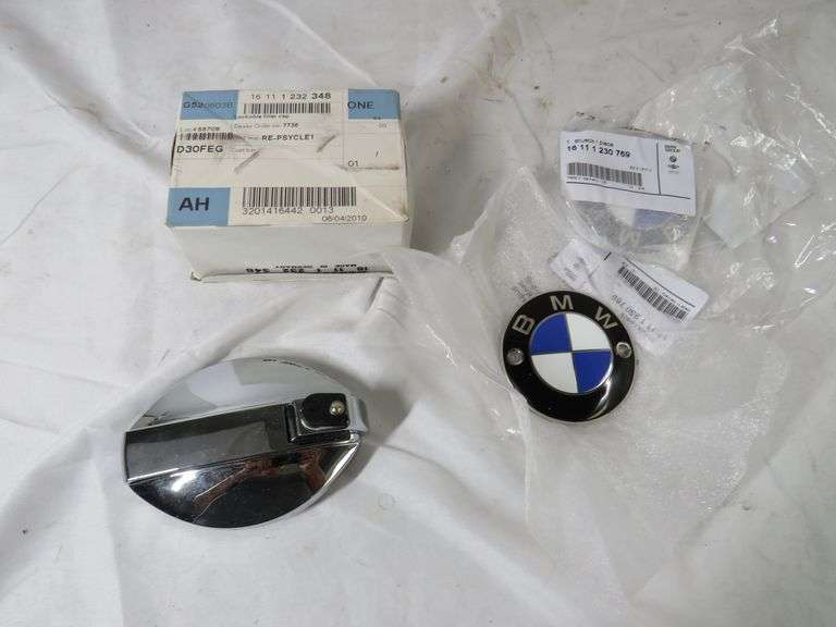 NEW 70'-73' badges (2) 70'-76', flip up locking fuel cap