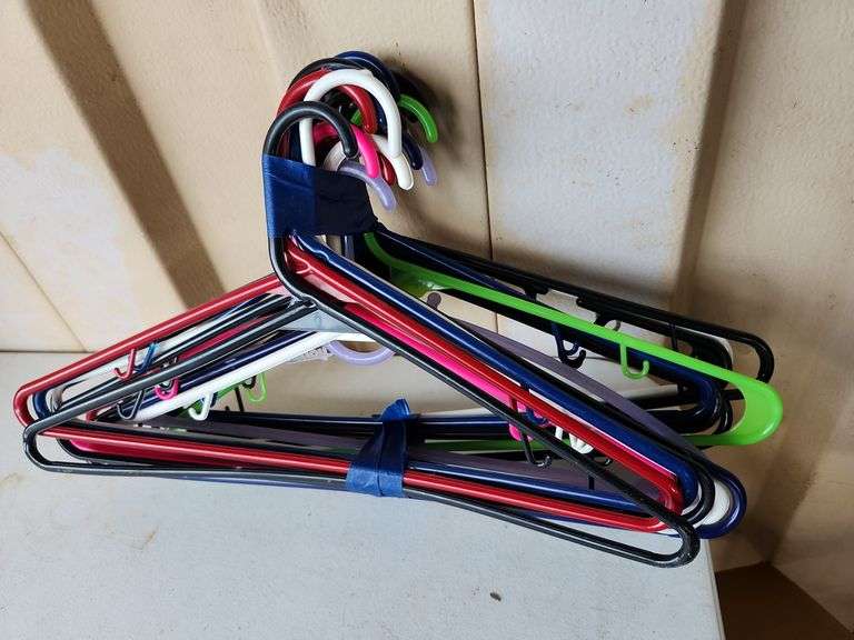 20 Plastic Hangers