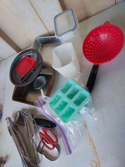 Assorted Plastic & 2 Metal 8" x 8" Pans