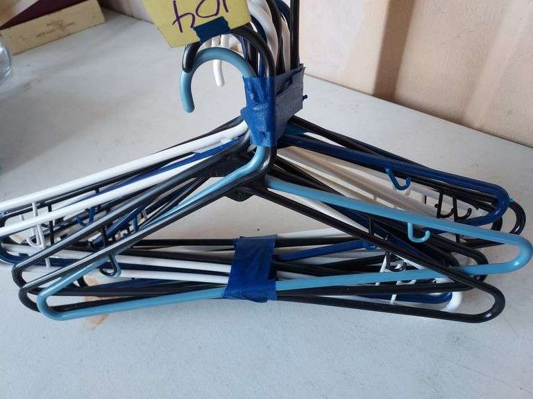 20 Plastic Hangers
