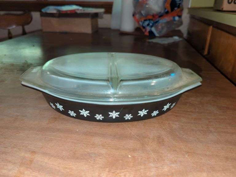 Pyrex Snowflake Cinderella Oval Divided Dish With Lid