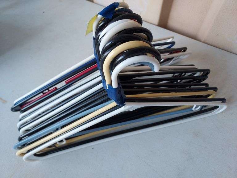 20 Plastic Hangers
