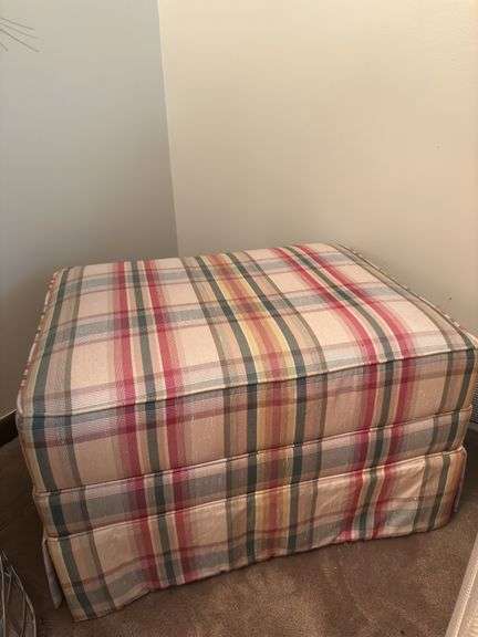 Sweet plaid ottoman