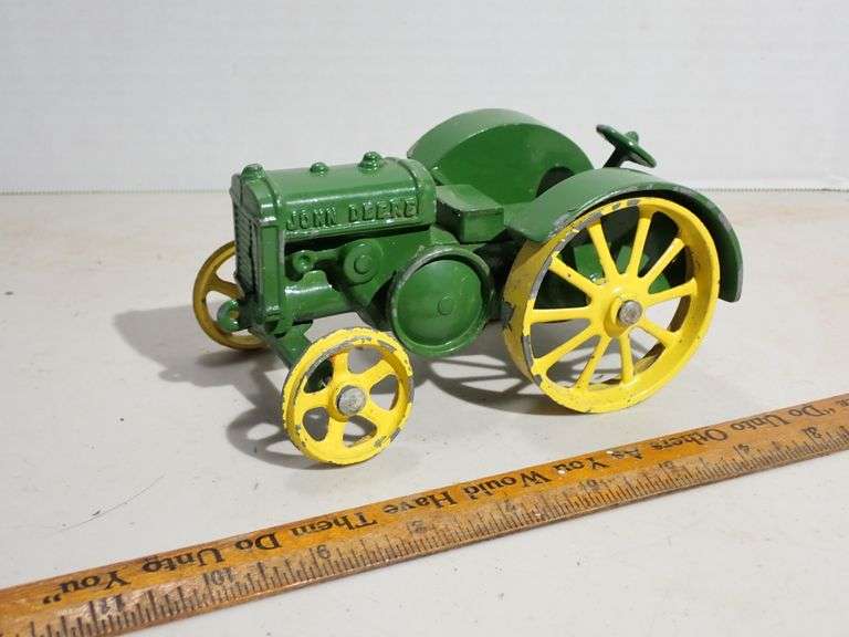 John Deere diecast farm tractor 1923 model D metal spoke wheels