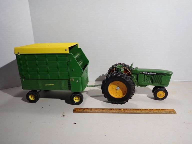 Die Cast ERTL JOHN DEERE TRACTOR and HAY WAGON