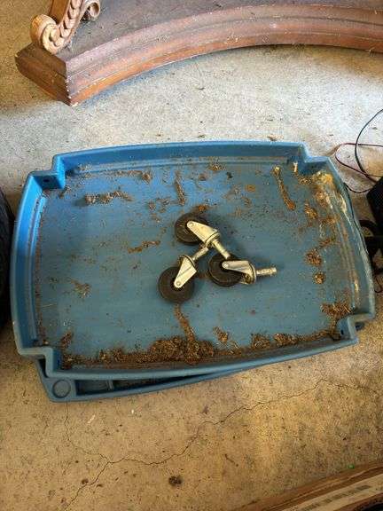 3 casters and 2 trays